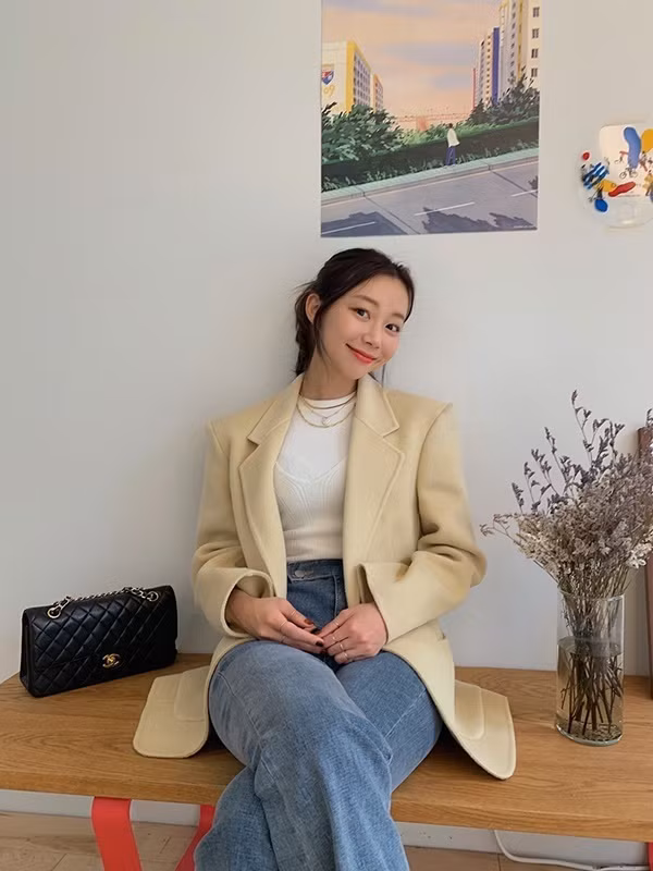 Những chiếc blazer màu be chính là lựa chọn chưng diện hàng đầu của các quý cô công sở. Diện item này lên, các nàng sẽ có được diện mạo thanh thoát, dịu dàng nhưng không kém phần lịch sự sang trọng. Chỉ cần mix item này cùng với một chiếc áo thun mỏng và quần jeans/quần âu là bạn đã có một set đồ đi làm đẹp chuẩn chỉnh.
