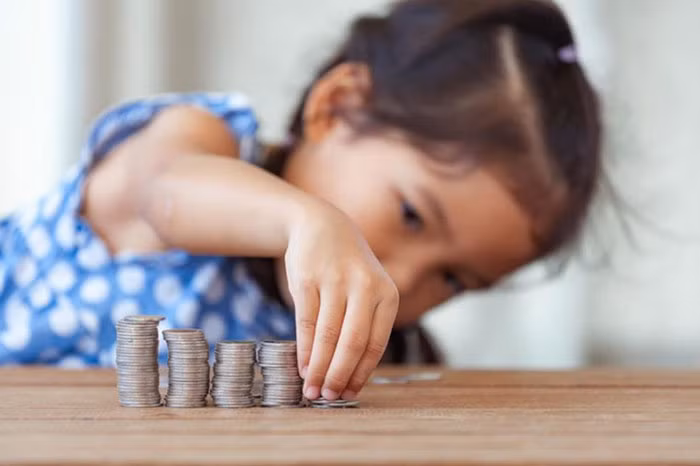 Khi nhận thấy tiết kiệm tiền là một việc thú vị, trẻ sẽ rất thích được lặp lại hành vi này. Ảnh minh họa Khi nhận thấy tiết kiệm tiền là một việc thú vị, trẻ sẽ rất thích được lặp lại hành vi này. Ảnh minh họa