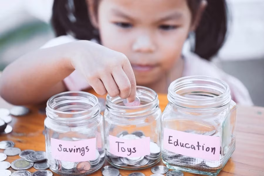 Điều quan trọng đối với cha mẹ là dạy trẻ những bài học tích cực về tiền bạc. Ảnh minh họa