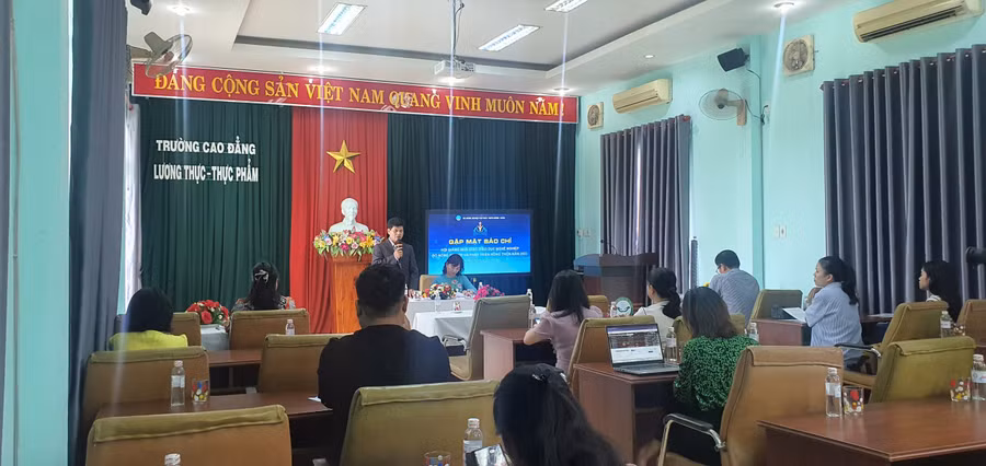 Ban tổ chức Hội giảng Nhà giáo giáo dục nghề nghiệp, Bộ NN&PTNN họp báo. 