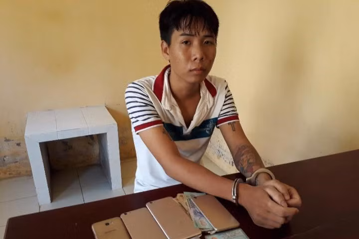 Anh và tang vật tại cơ quan điều tra.