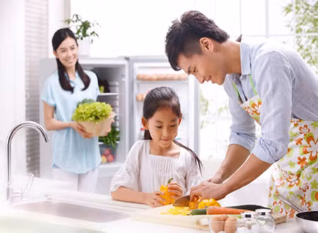 Bạn hãy dành cho người phụ nữ yêu thương những bất ngờ và hạnh phúc bằng việc tự tay vào bếp nấu ăn. Mô tả ảnh.