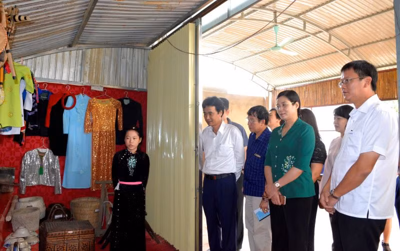 Thứ trưởng Bộ GD&ĐT Lê Hải An kiểm tra chương trình nông thôn mới tại tỉnh Hà Giang. Thứ trưởng Bộ GD&ĐT Lê Hải An kiểm tra chương trình nông thôn mới tại tỉnh Hà Giang.