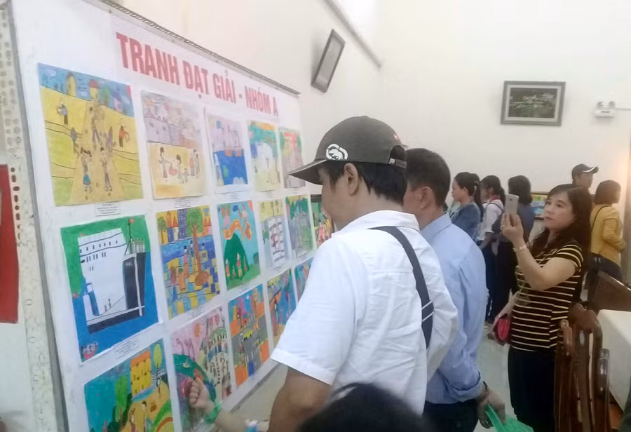 Giáo viên và phụ huynh tham quan triển lãm tranh của thiếu nhi An Giang trong một hội thi. Giáo viên và phụ huynh tham quan triển lãm tranh của thiếu nhi An Giang trong một hội thi.