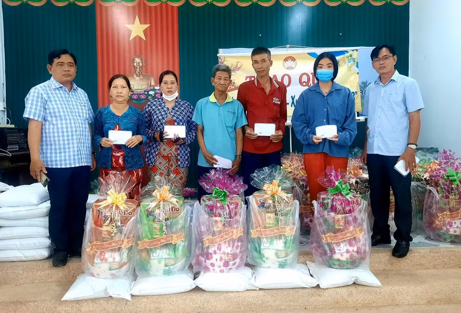 Tặng quà Tết cho hộ nghèo.