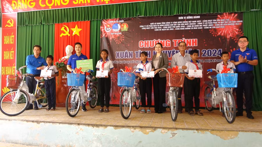 Tặng xe đạp cho học sinh có hoàn cảnh khó khăn. Tặng xe đạp cho học sinh có hoàn cảnh khó khăn.