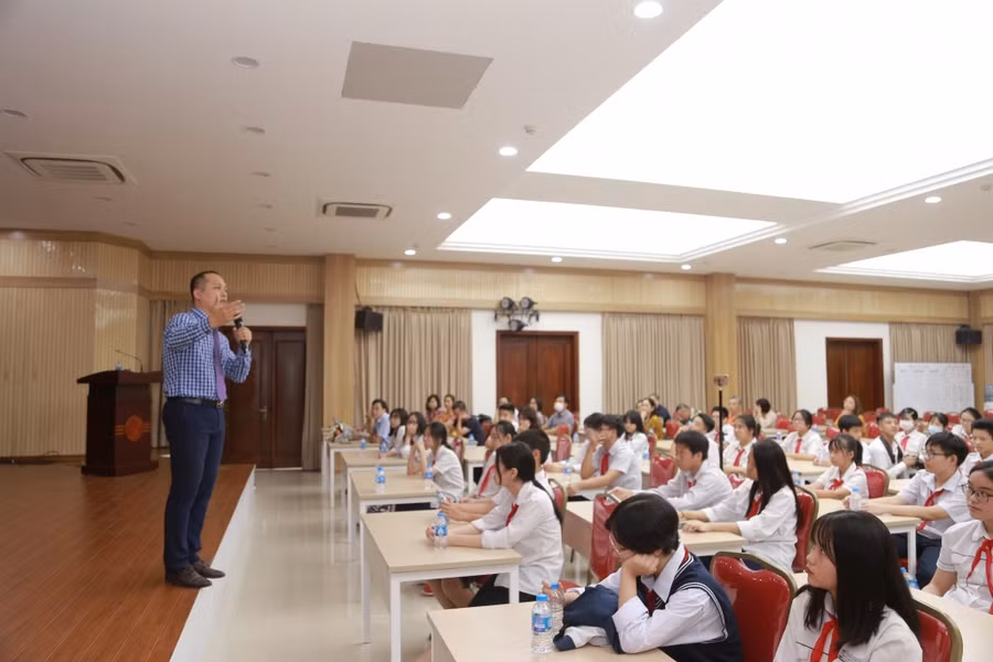 Bằng giọng kể truyền cảm, thầy Đỗ Thái Đăng đã mang đến những câu chuyện sâu sắc.