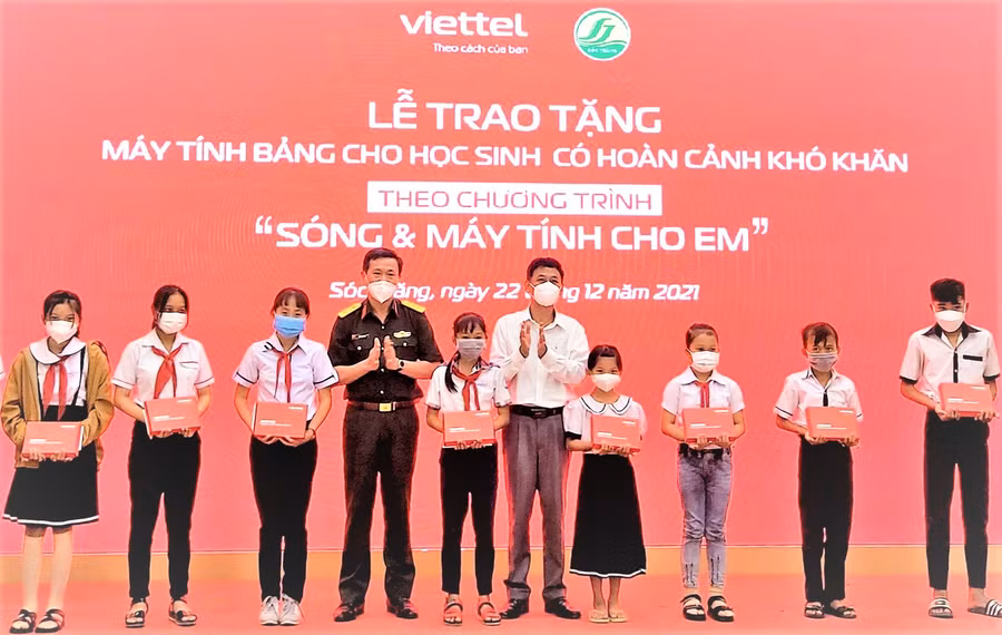 Lãnh đạo tỉnh Sóc Trăng và Tập đoàn Công nghiệp - Viễn thông Quân đội (Viettel) trao máy tính bảng cho HS.