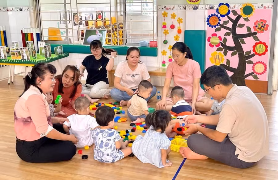 Phụ huynh Trường Mầm non Anh Đào tham gia trải nghiệm tại trường học của con. Ảnh: NTCC