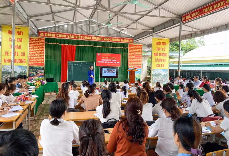 Sinh hoạt chuyên môn theo cụm trường tại huyện Con Cuông, Nghệ An.