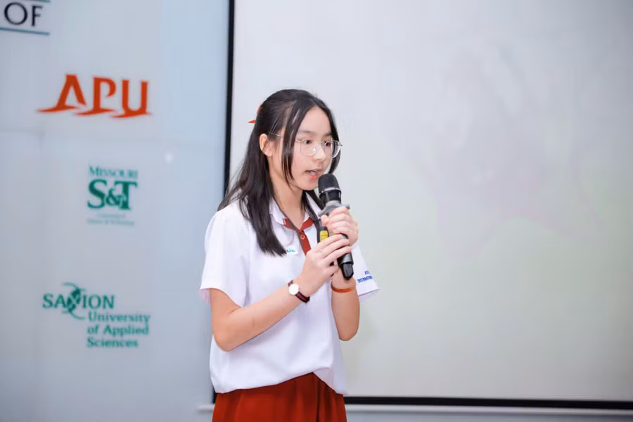 Không chỉ học giỏi, Trâm Anh thể hiện tài năng của mình trong các cuộc thi học thuật, hoạt động ngoại khóa của trường.