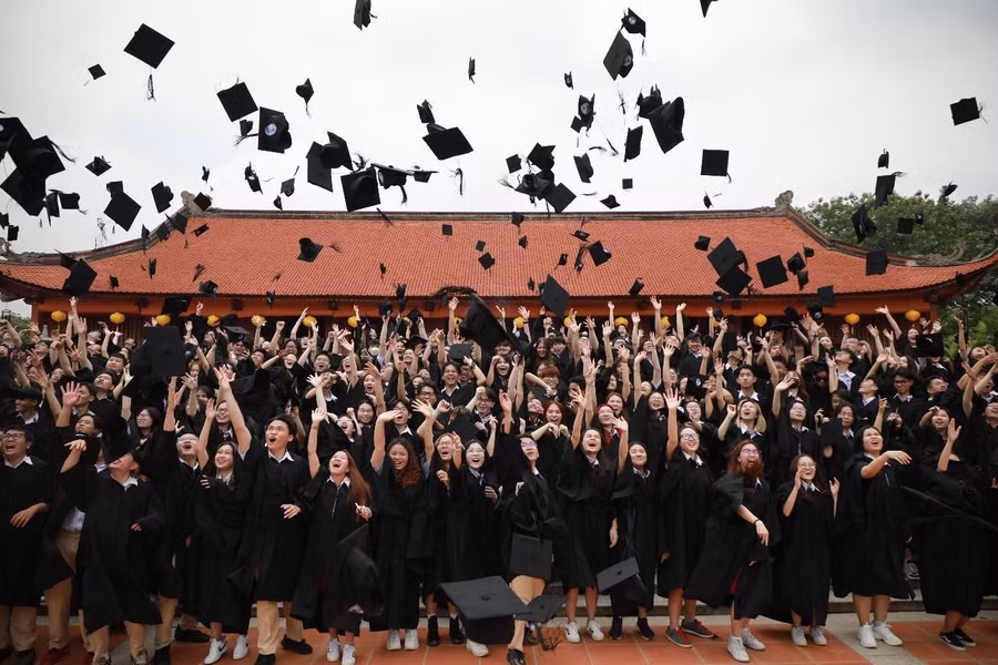 Asian School là trường phổ thông quốc tế của Việt Nam dạy 2 chương trình đạt kiểm định quốc tế CIS tất cả 10 campus của hệ thống trường.