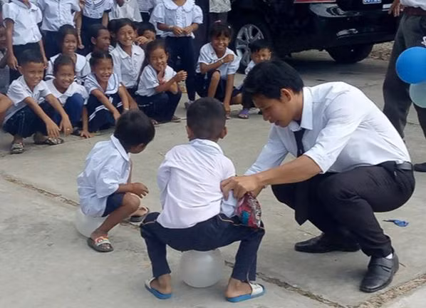 Thầy giáo Nguyễn Phúc Sinh cùng học sinh. Thầy giáo Nguyễn Phúc Sinh cùng học sinh.