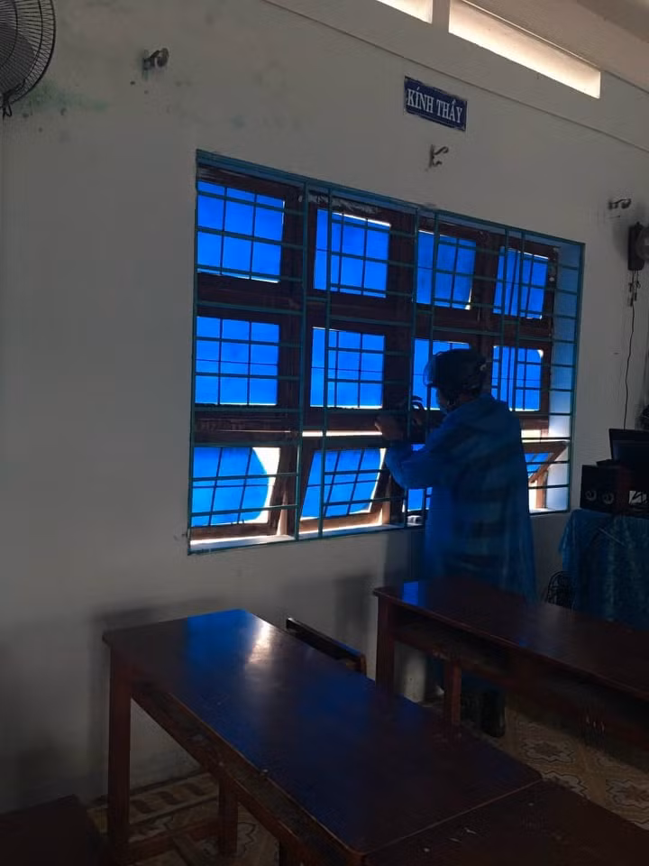 Các trường học ở khu vực miền Trung đều chằng chống, gia cố hệ thống cửa để đảm bảo kín gió.