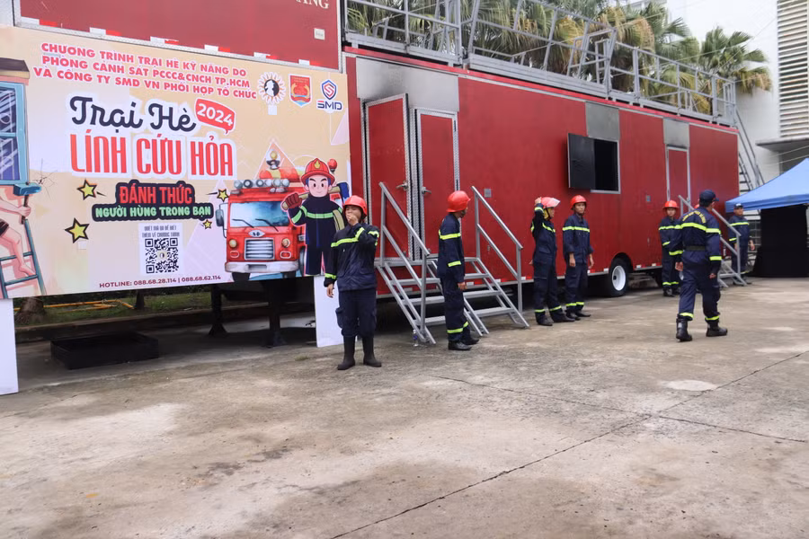 Đối với hoạt động trải nghiệm thực hành ngoài trời, người tham quan sẽ được tham gia huấn luyện thực tế tại mô hình “Fireblast”.