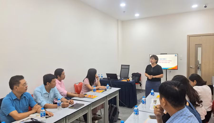 PGS.TS Hoàng Minh Phúc - Tổng Chủ biên triển khai nội dung sách Mĩ thuật 5 (bản 2) tại buổi tập huấn. (Ảnh: Trọng Nhân)