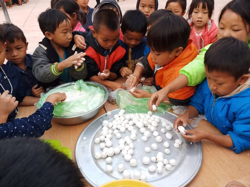 Nhiều trường tổ chức các hoạt động thu hút học sinh đến lớp.