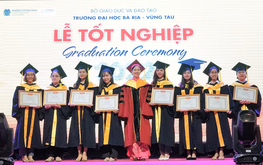 PGS.TS.LS Nguyễn Thị Hoài Phương, quyền Hiệu trưởng BVU trao giấy khen cho các SV tốt nghiệp đạt loại xuất sắc.