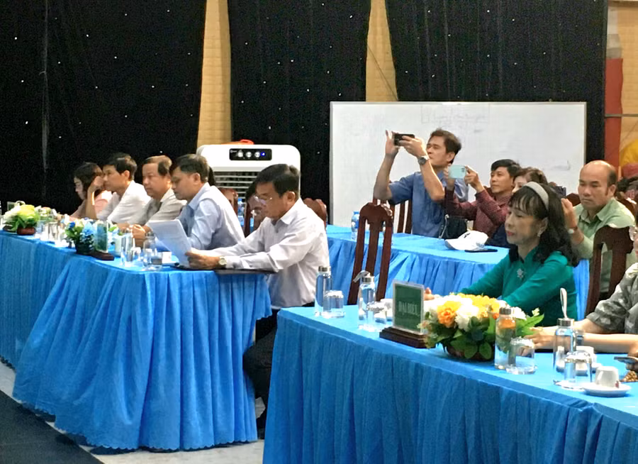 Đại biểu và các học viên tham dự buổi lễ khai giảng lớp tập huấn.