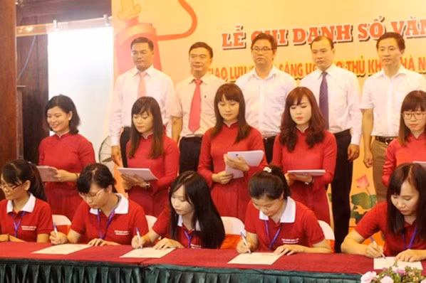 Các Thủ khoa trong Lễ ghi danh sổ vàng tại Hà Nội sáng 23/8. Ảnh: T. Phương