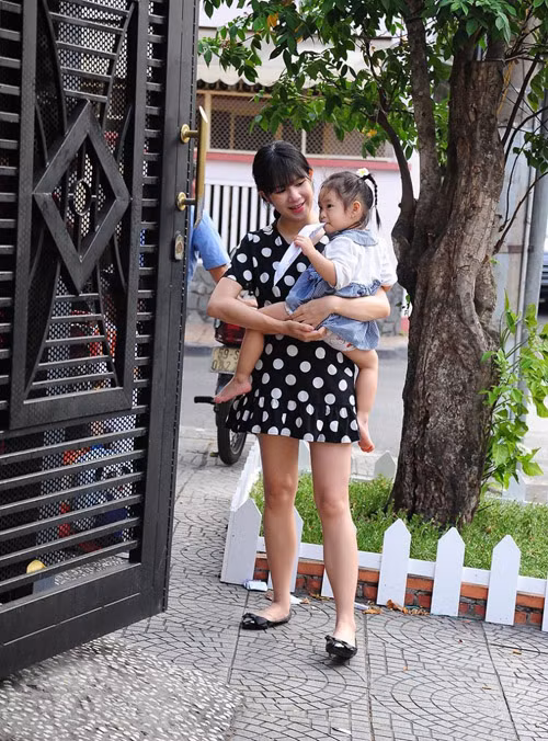 Thời trang bầu vạn người mê của bà xã ca sĩ Lý Hải
