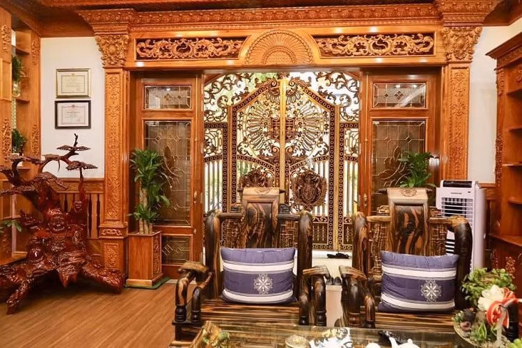 Ngoài ra, để tiết kiệm chi phí, nhiều gia chủ lựa chọn phối hợp gỗ công nghiệp ở các hạng mục như ốp tường, trần nhà. Tùy theo chất liệu lựa chọn, chi phí nội thất từ vài tỷ đến hơn chục tỷ đồng là phổ biến nhất.