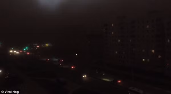 Belarus: Đang ban ngày, trời bỗng tối sầm như ban đêm ảnh 3