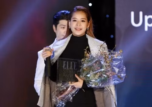 Lý Nhã Kỳ rạng rỡ đi nhận giải Nữ doanh nhân phong cách của năm ảnh 14