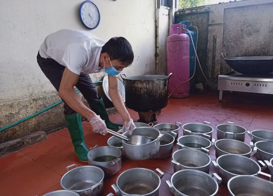 Nhân viên Trường PTDTBT Tiểu học Đoàn Kết, xã Ma Ly Pho chia thức ăn cho học sinh bán trú.