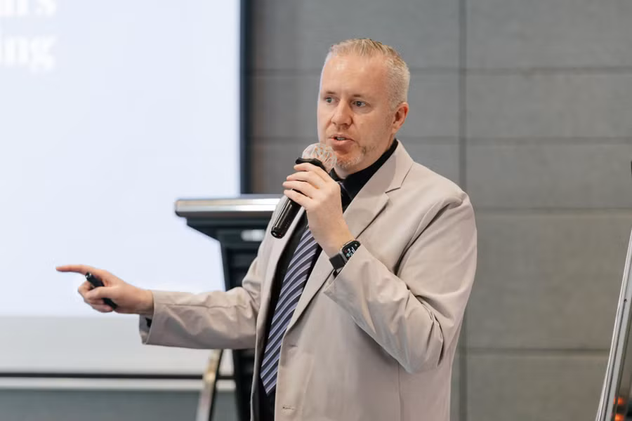 Ông Alan Malcolm, Giám đốc Đối tác vùng của Udemy trình bày tại hội thảo. Ảnh: FUNiX.