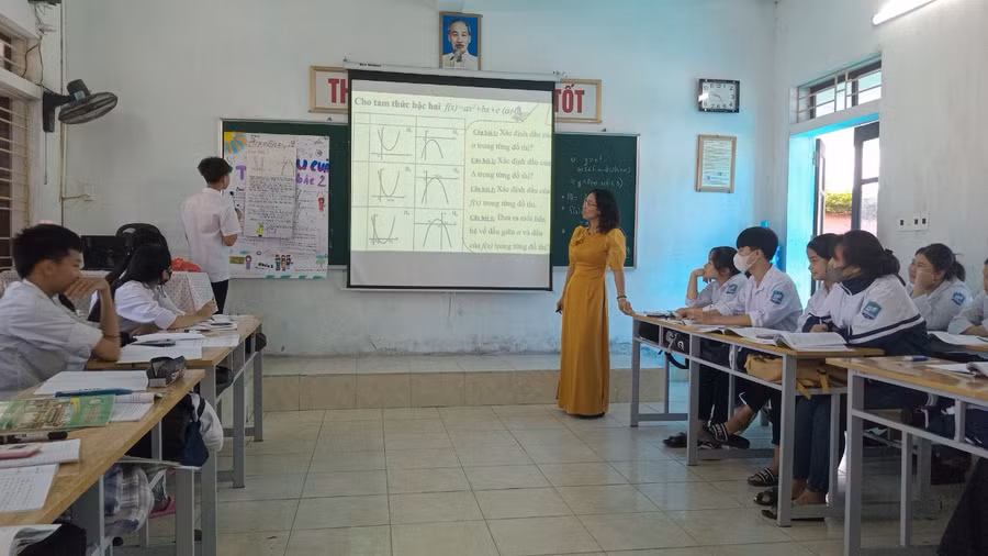 Giờ học tại Trường THPT Nguyễn Huệ (Thái Bình). Giờ học tại Trường THPT Nguyễn Huệ (Thái Bình).