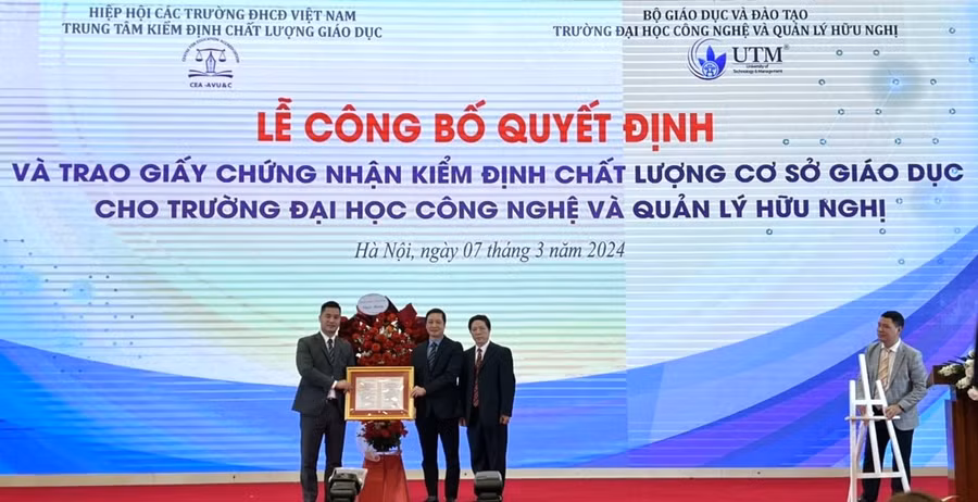 ông Nguyễn Đức Cường, Chánh Thanh tra Bộ GD&ĐT trao chứng nhận đạt chuẩn kiểm định chất lượng cơ sở giáo ĐH chu kỳ 2 cho Trường ĐH Công nghệ và Quản lý Hữu Nghị.
