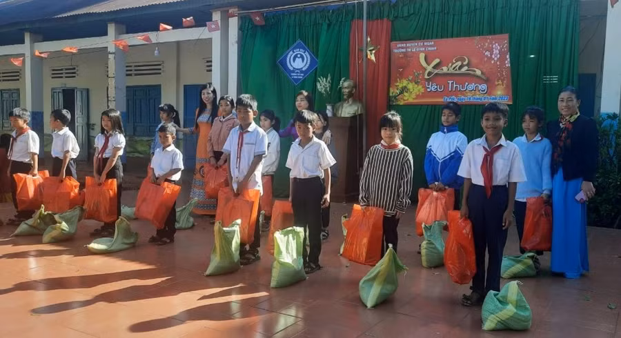 Trường Tiểu học Lê Đình Chinh tổ chức chương trình “Xuân yêu thương” cho học sinh có hoàn cảnh khó khăn. Ảnh: Khánh Nguyên