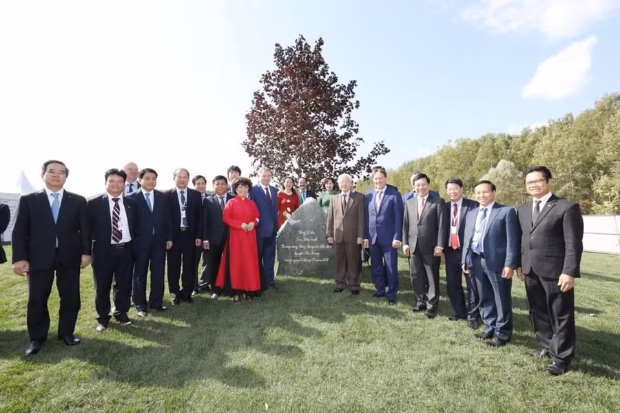 Tổng Bí thư BCH Trung ương Đảng, Chủ tịch nước CHXHCN Việt Nam Nguyễn Phú Trọng; Phó Thủ tướng Liên bang Nga Alexei Vasilievich Gordeev; Thống đốc tỉnh Kaluga Anatoly Dmitriyevich Artamonov cùng Lãnh đạo cấp cao 2 nước và bà Thái Hương tại lễ trồng cây phong đỏ và đặt viên đá kỉ niệm trong khuôn khổ lễ khởi công Nhà máy chế biến sữa tươi sạch tự động hóa TH công suất 1.500 tấn/ngày tại tỉnh Kaluga, Liên bang Nga.