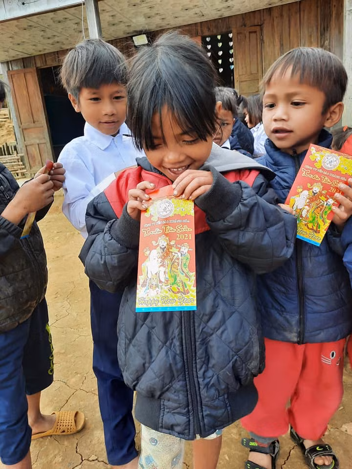 Niềm vui của HS điểm trường Tắk Pổ khi nhận được lì xì trong buổi học đầu tiên sau Tết Nguyên đán