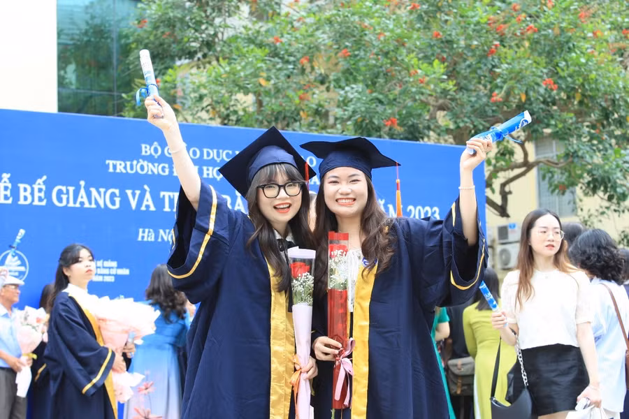 Sinh viên Trường ĐH Sư phạm Hà Nội trong ngày nhận bằng tốt nghiệp. Ảnh: NTCC Sinh viên Trường ĐH Sư phạm Hà Nội trong ngày nhận bằng tốt nghiệp. Ảnh: NTCC
