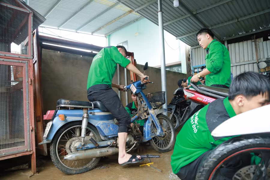 Kiểm tra lại tình trạng của xe trước khi bàn giao cho chủ xe.