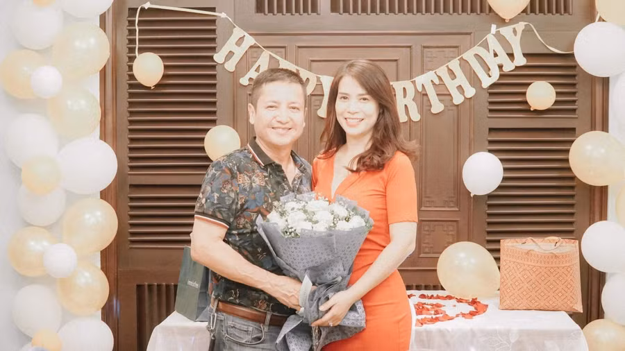 Ý Lan kém Chí Trung 17 tuổi, cũng trải qua đổ vỡ hôn nhân và có 2 con.