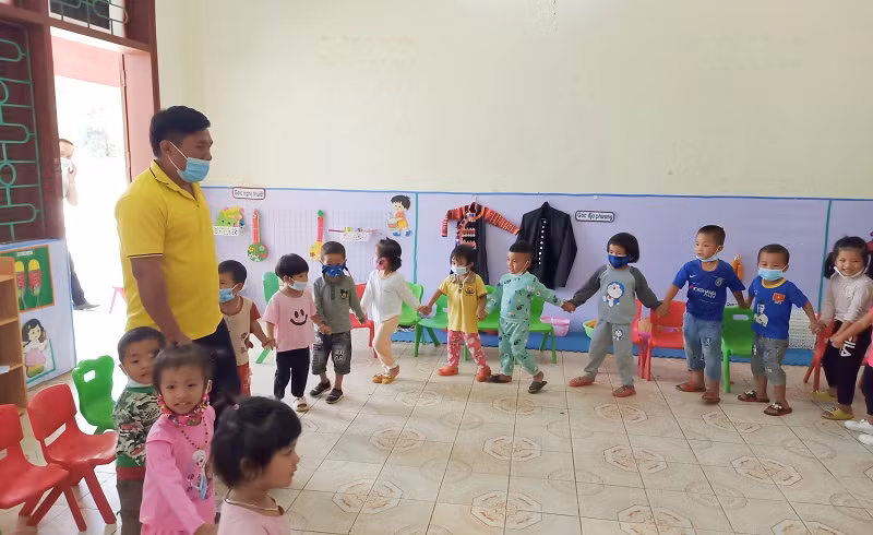 Thầy Khò Khò Hừ dạy lớp mẫu giáo Lớn, Trường Mầm non Ka Lăng.