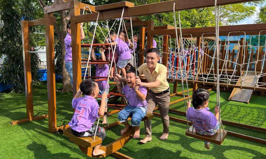 Thầy Lê Công Sự luôn được học sinh và phụ huynh tin tưởng, yêu mến. Ảnh: TG