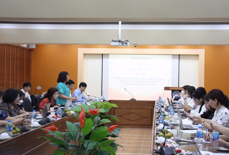Tọa đàm Trường sư phạm đồng hành cùng trường phổ thông trong phát triển năng lực nghề nghiệp giáo viên, đáp ứng yêu cầu đổi mới giáo dục.
