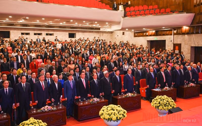 Các đại biểu làm lễ chào cờ.