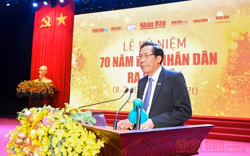 Đồng chí Tổng Biên tập Thuận Hữu trình bày diễn văn tại lễ kỷ niệm.