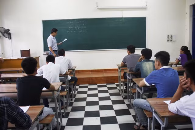 Thí sinh làm thủ tục dự thi sáng 13/7