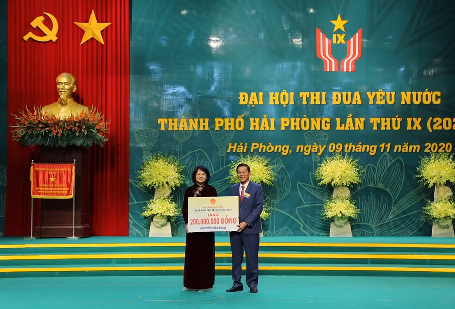 Phó Chủ tịch nước Đặng Thị Ngọc Thịnh trao tặng 200 suất học bổng cho học sinh Hải Phòng