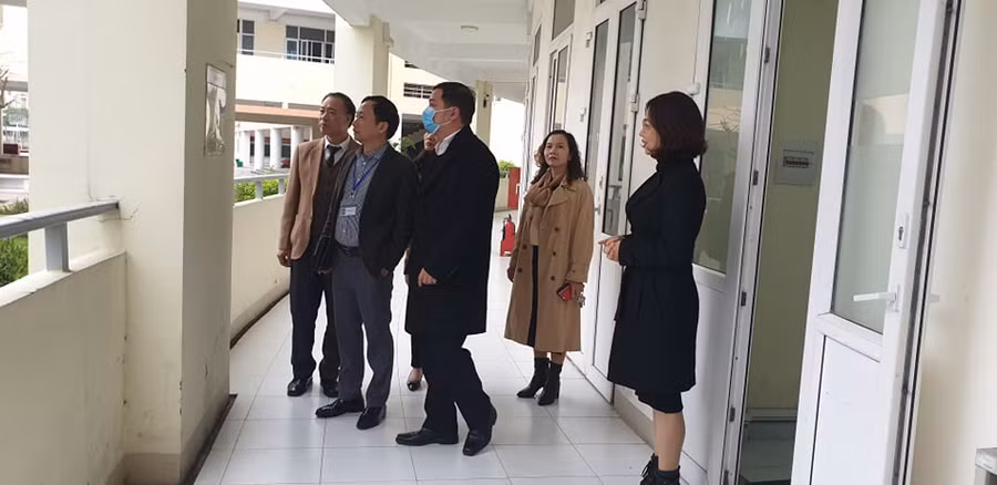 Đoàn kiểm tra tại trường THPT Trần Phú