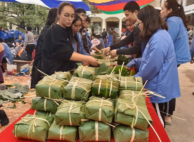 Học sinh Trường THCS Trần Phú gói bánh chưng nhân dịp tết 2019