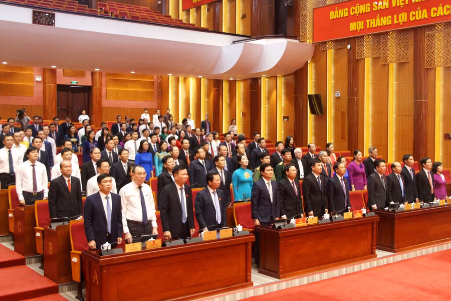 Các đại biểu tham dự Kỳ họp thứ 20 Hội đồng nhân dân tỉnh Quảng Ninh khóa XIII (nhiệm kỳ 2016-2021) làm lễ chào cờ
