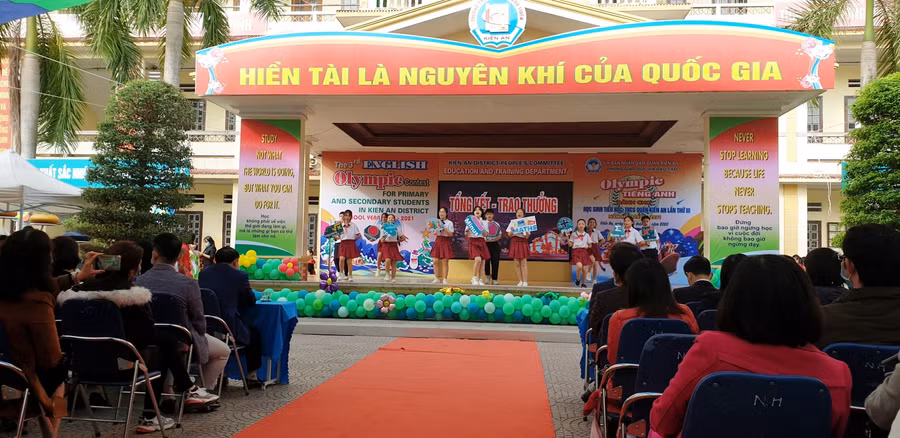 Chương trình biểu diễn văn nghệ đặc sắc bằng tiếng Anh của các em học sinh quận Kiến An