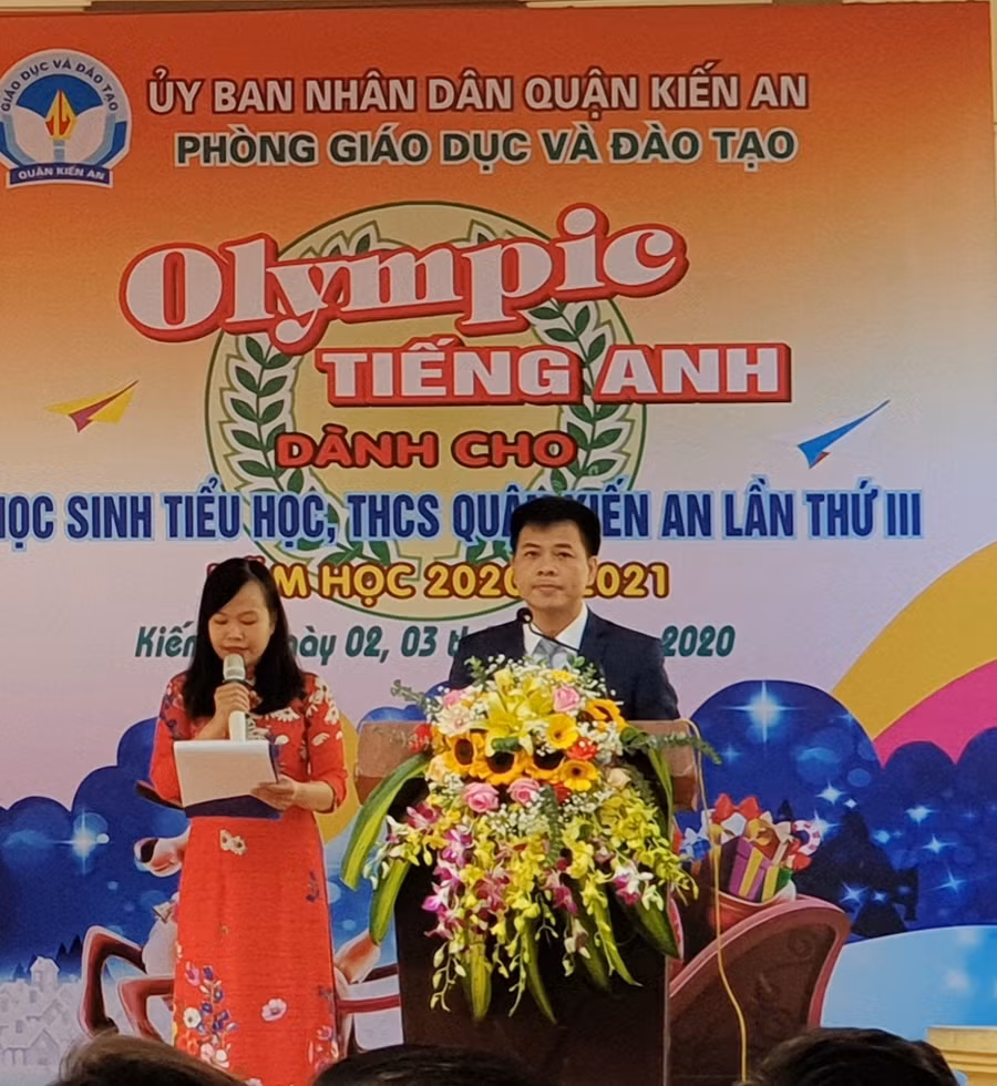 Ông Vũ Xuân Phúc- Trưởng phòng GD&amp;ĐT quận Kiến An phát biểu tại buổi giao lưu Olympic tiếng Anh